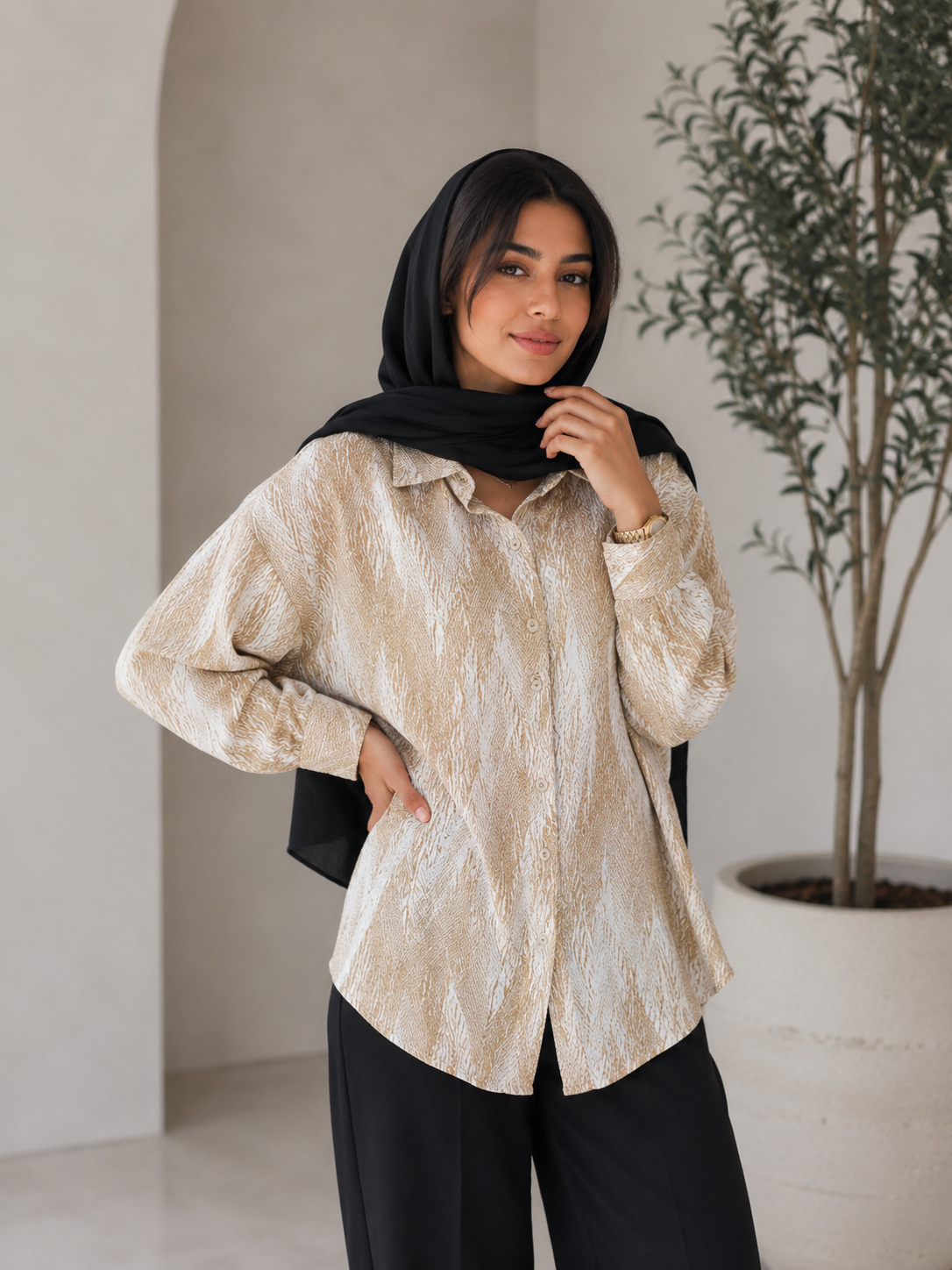 شومیز مانتویی زنانه آستین مچ‌دار یقه انگلیسی با طراحی شیک و تنخور راحت، مناسب استایل روزمره، محل کار، مهمانی و کژوال بانوان.