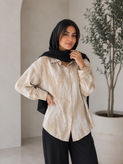 شومیز مانتویی زنانه آستین مچدار یقه انگلیسی با طراحی شیک و تنخور راحت، مناسب استایل روزمره، محل کار، مهمانی و کژوال بانوان.